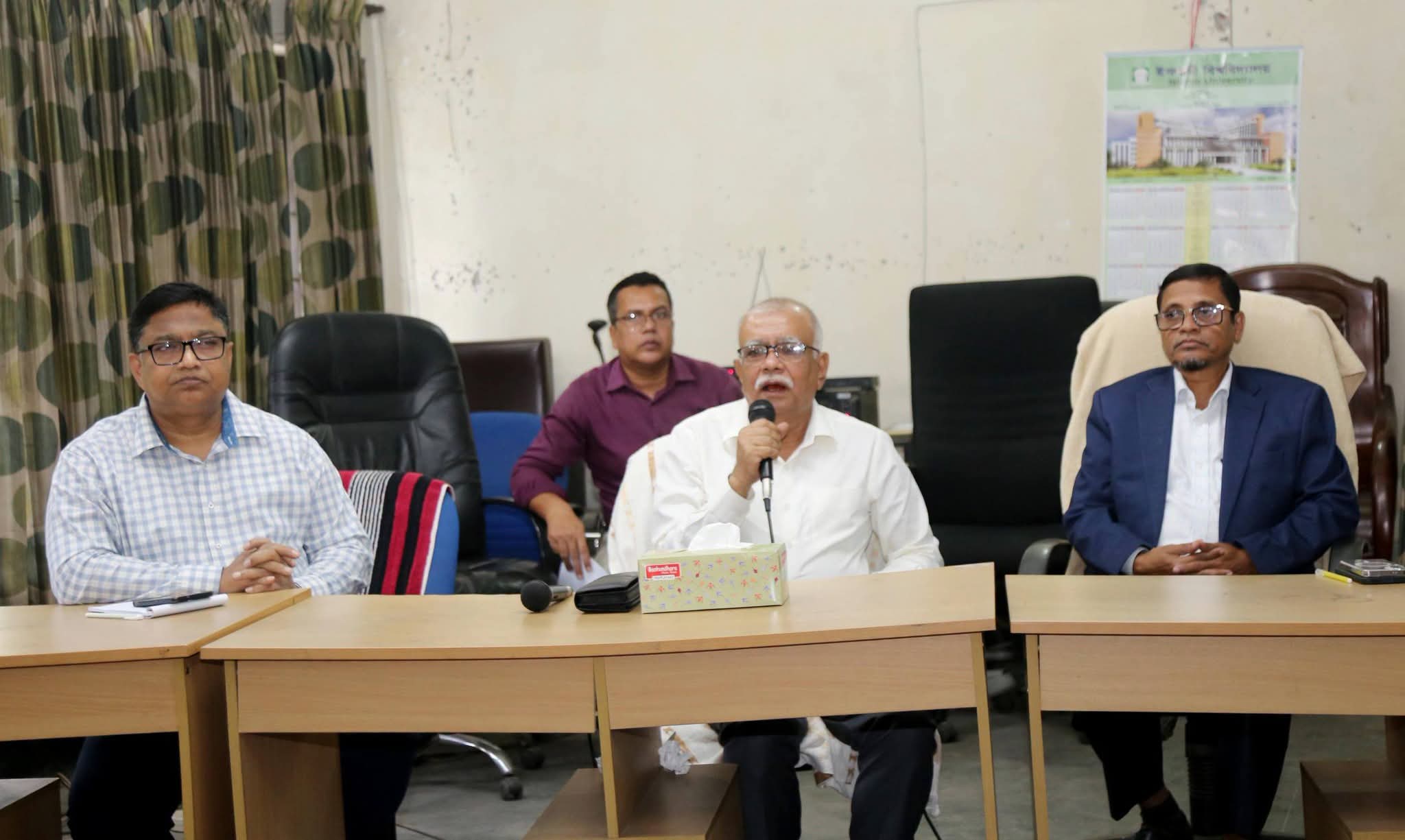 ইবিতে ‘ডেঙ্গু প্রতিরোধ ও ক্লিন ক্যাম্পাস’ বাস্তবায়নে আলোচনা সভা