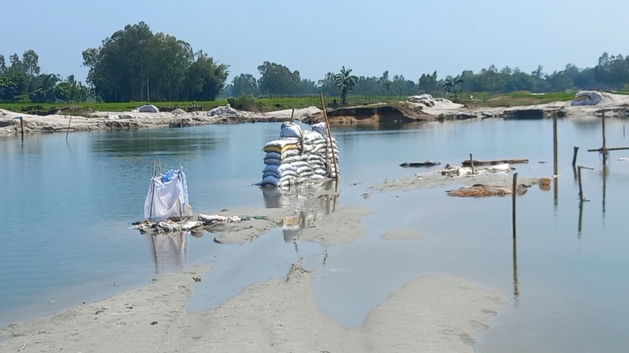 তেঁতুলিয়ায় মৃত ৫ ব্যক্তির নামে ড্রেজারের মামলায় আলোচিত তহশিলদার-এসিল্যান্ডের দায়িত্ব নিয়ে প্রশ্ন