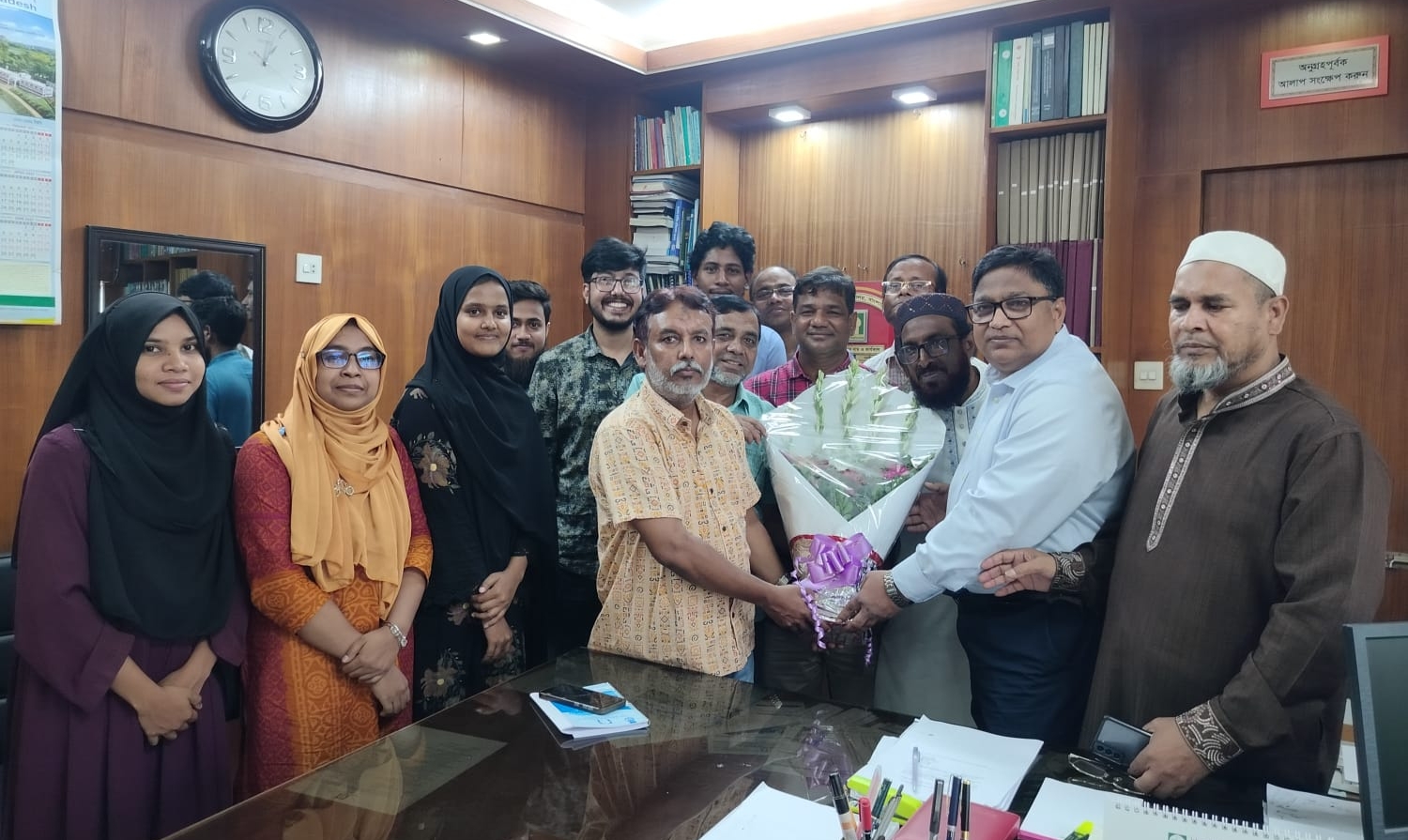 পাবনা জেলা কল্যাণ সমিতির পক্ষ থেকে ইবি রেজিস্টারকে শুভেচ্ছা