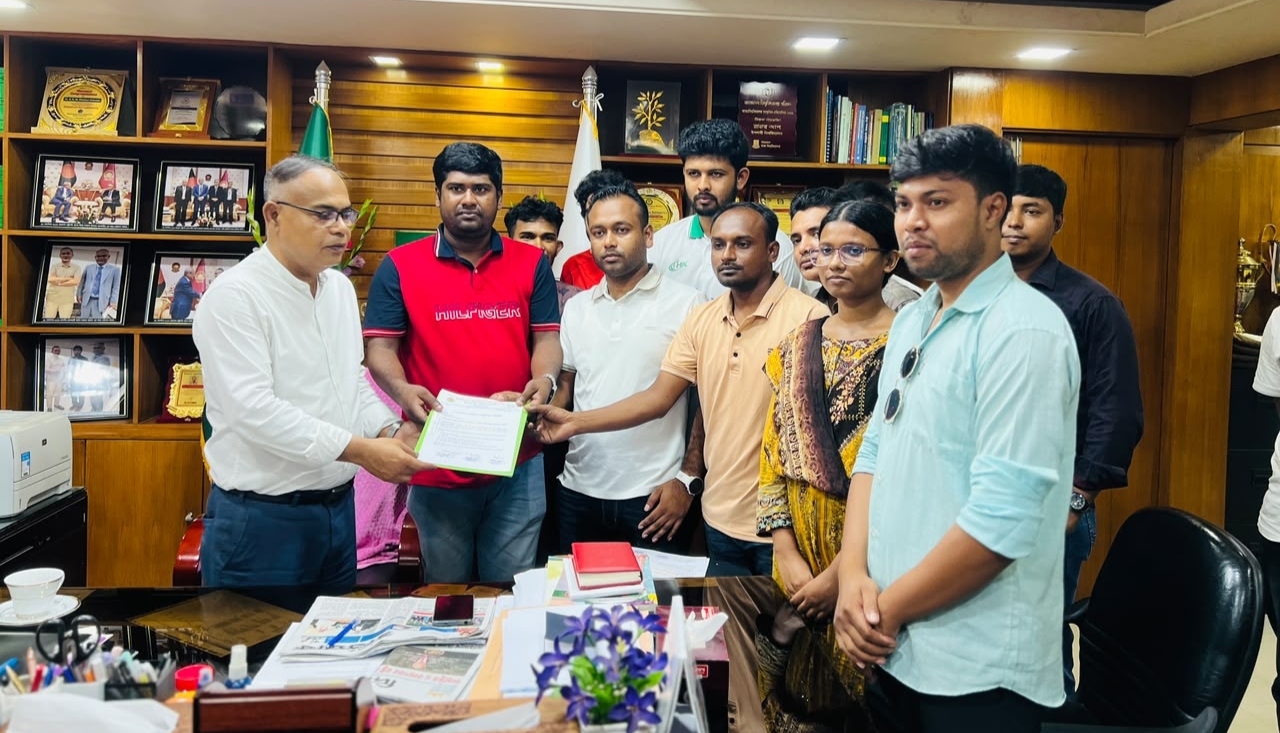 ডেঙ্গু প্রতিরোধ ও পরিচ্ছন্নতা কর্মসূচির দাবিতে ইবি ছাত্রদলের স্মারকলিপি