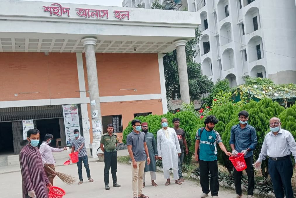 ডেঙ্গু প্রতিরোধে ইবির শহীদ আনাস হল প্রশাসনের পরিচ্ছন্নতা অভিযান