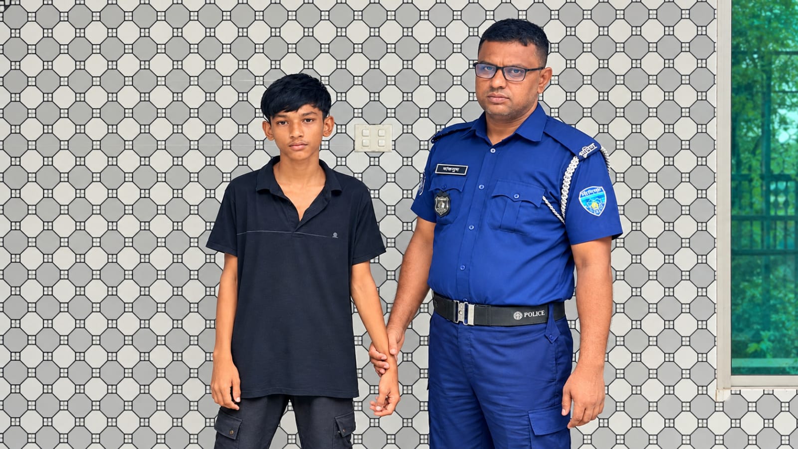 মনোহরগঞ্জে প্রকাশ্যে অস্ত্রের মহড়া কিশোর গ্যাং লিডার সাকিব গ্রেপ্তার