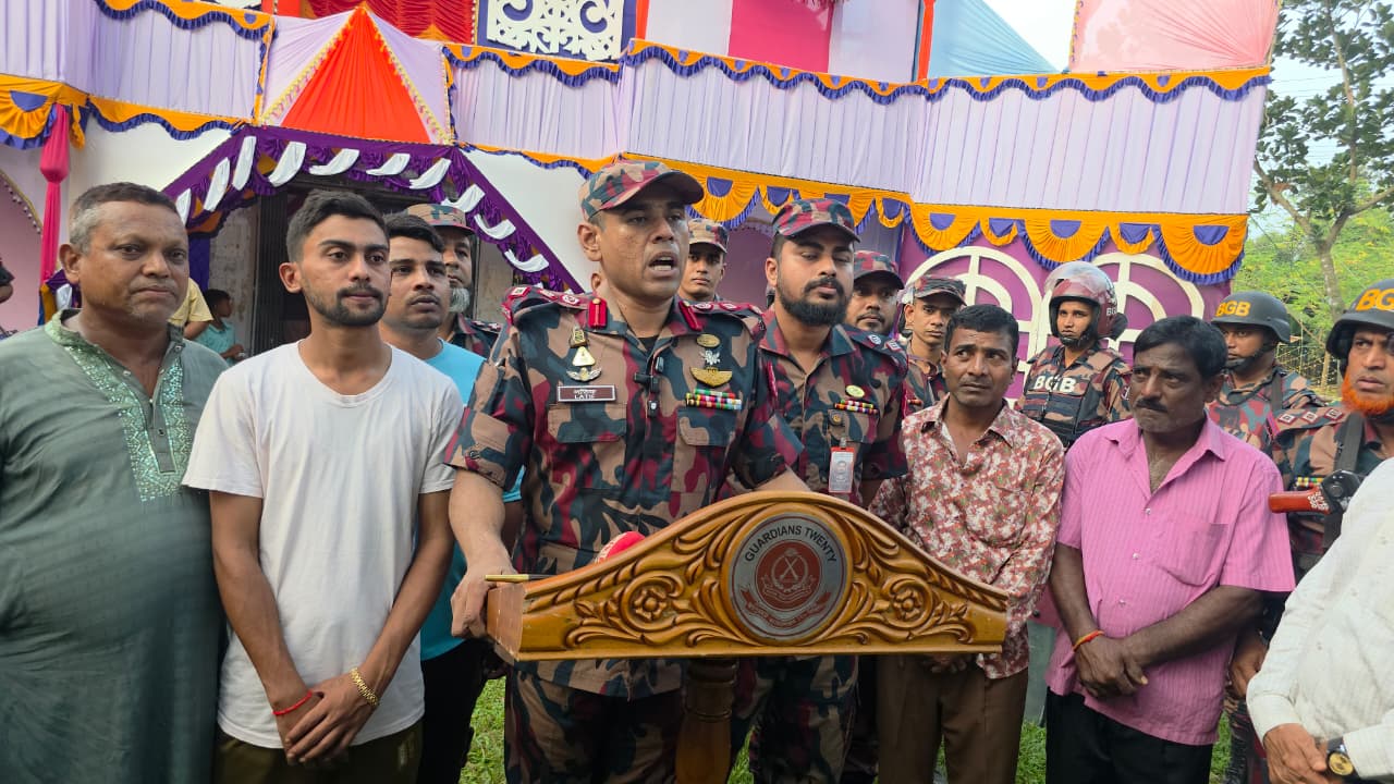 সীমান্তবর্তী ৬৯টি পূজা মণ্ডপে সতর্ক অবস্থানে বিজিবি: হাকিমপুর ডিগ্রি কলেজ মণ্ডপ পরিদর্শনে ২০ ব্যাটালিয়ন অধিনায়ক।