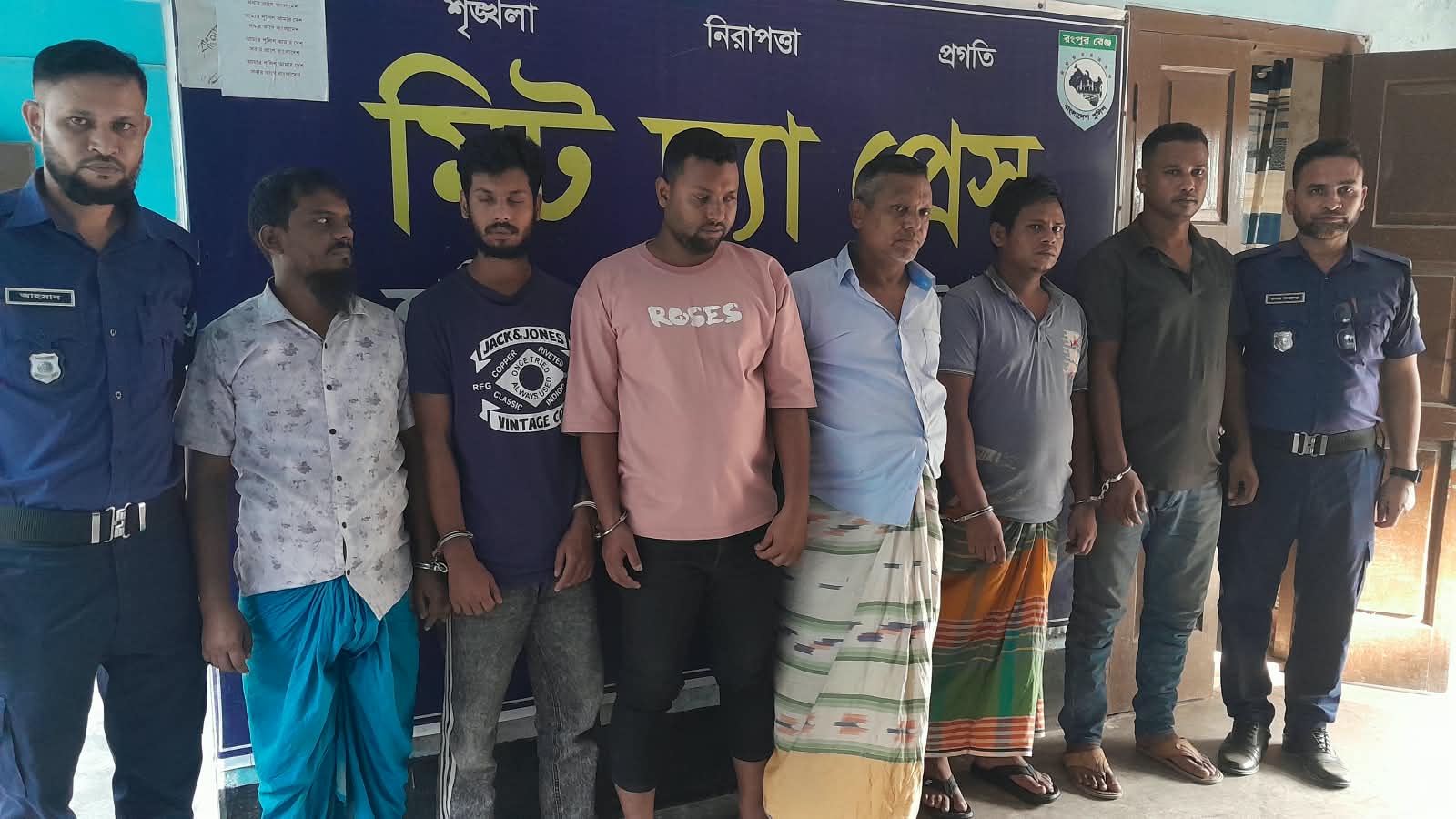 হিলিতে মাদকসহ বাবা-দুই ছেলেসহ গ্রেপ্তার ৪, ওয়ারেন্টে আটক ২