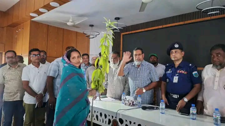 আদমদীঘিতে মৃত শ্রমিকের পরিবার ও শ্রমিকের মেয়েদের অনুদানের চেক বিতরণ