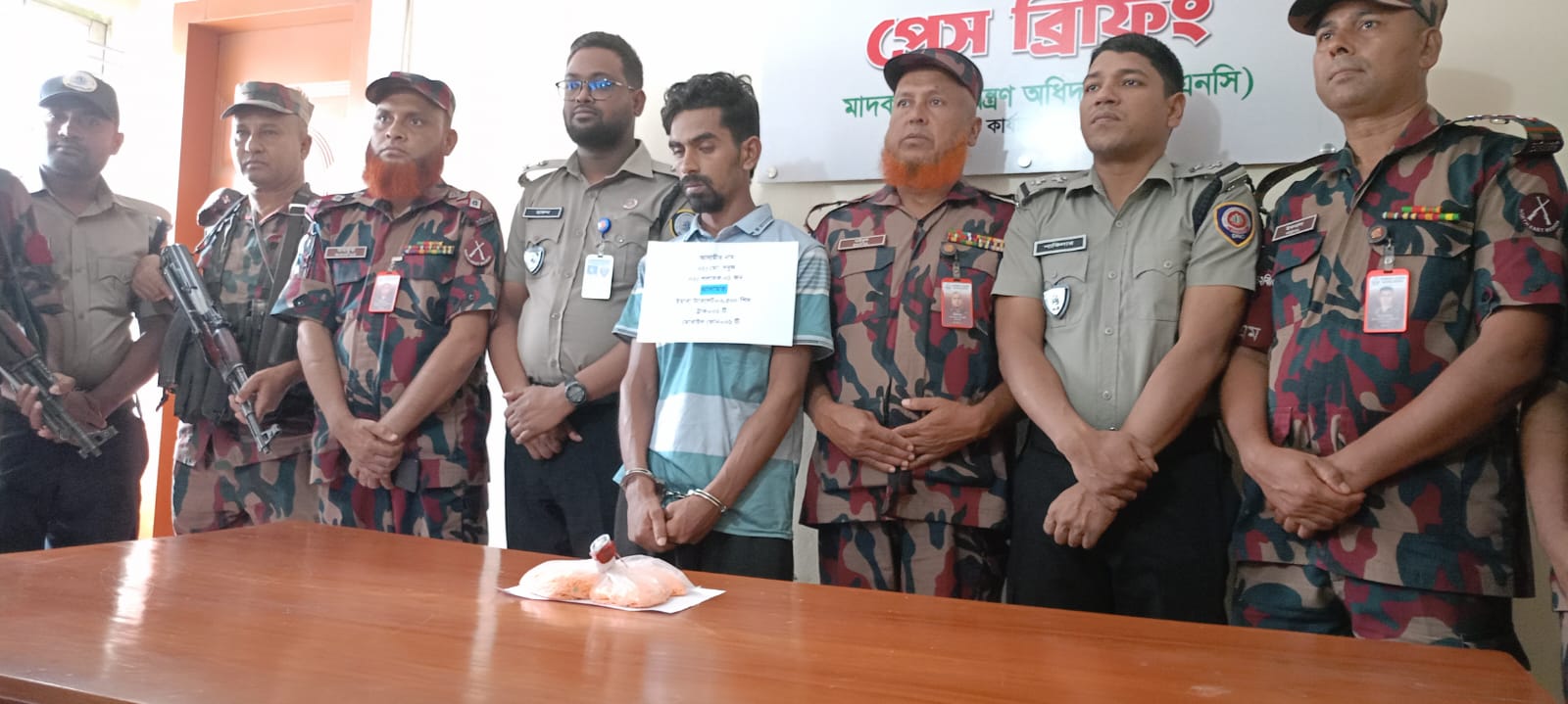 ঠাকুরগাঁওয়ে ৬ হাজার ৫০০ পিস ইয়াবাসহ ট্রাকচালক আটক