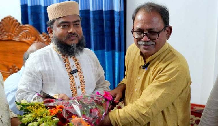 ভোটের লড়াই শেষে জামায়াত প্রার্থীর বাসায় ফুল নিয়ে ফয়সল