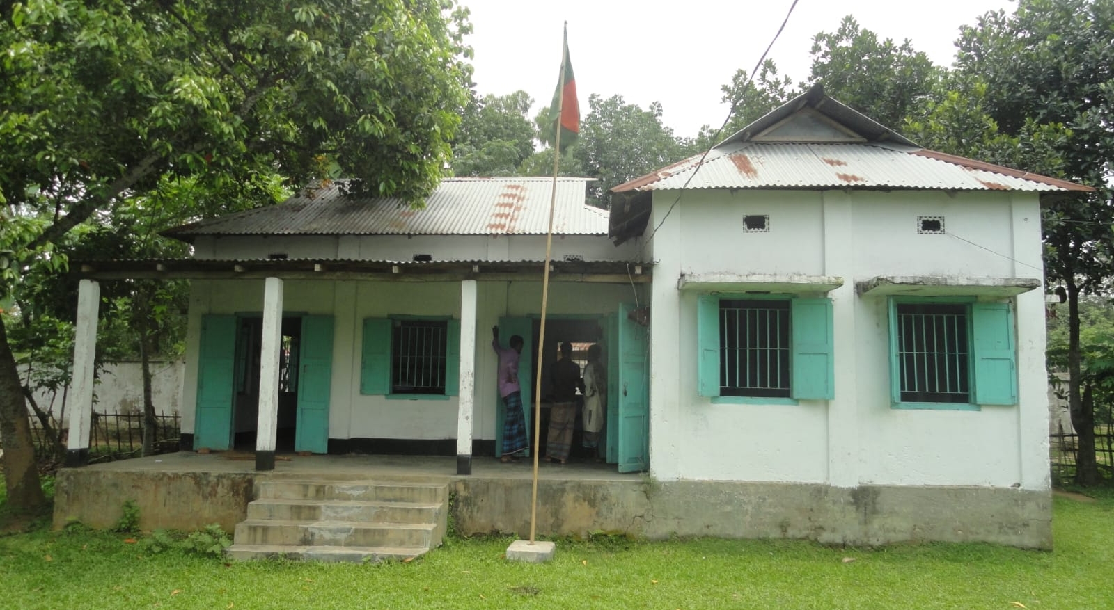 সরকারি ফি’র বাইরে অতিরিক্ত অর্থ না দিলে সেবা মেলে না রাজানগর ভূমি অফিসে