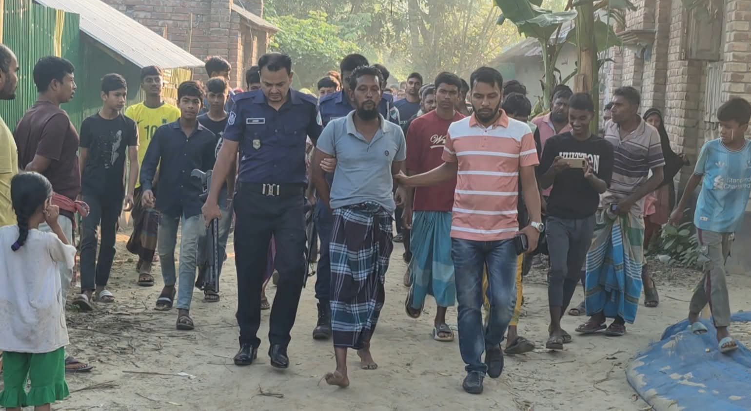 ঝিনাইদহের মহেশপুরে শ্বশুরের কুড়ালের আঘাতে জামাই নিহত, আটক শ্বশুর।