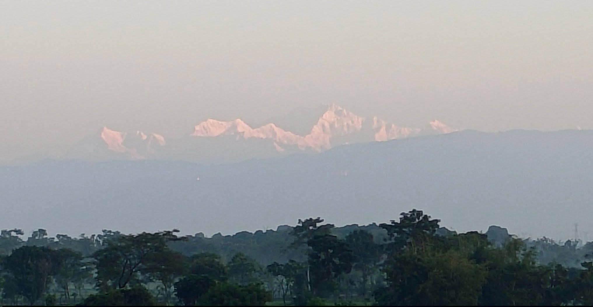তেঁতুলিয়ায়  কাঞ্চনজঙ্ঘার উঁকি।