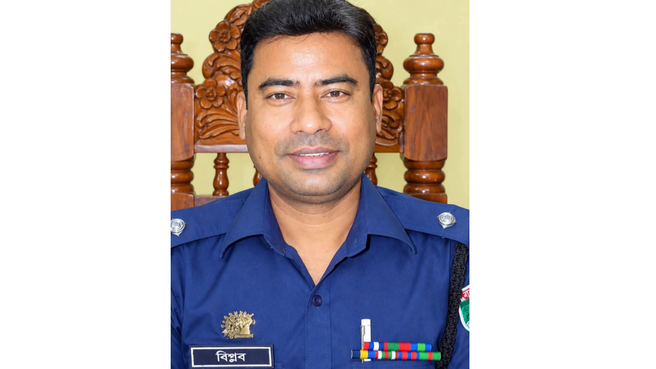আলমডাঙ্গার সাবেক ওসি বিপ্লব কুমার নাথ বরিশাল থেকে গ্রেপ্তার, মাগুরায় প্রেরণ